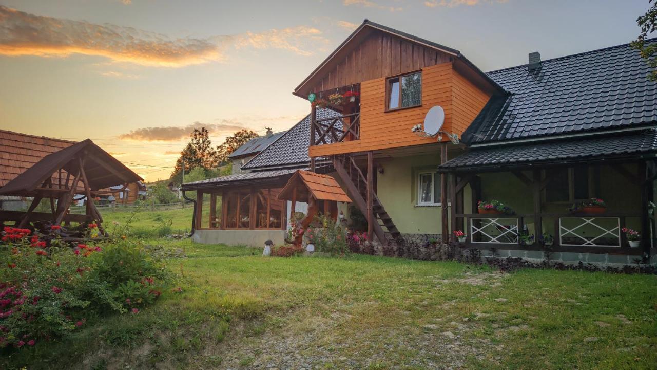 Zatishok Bilya Richky Lodge Pilipets